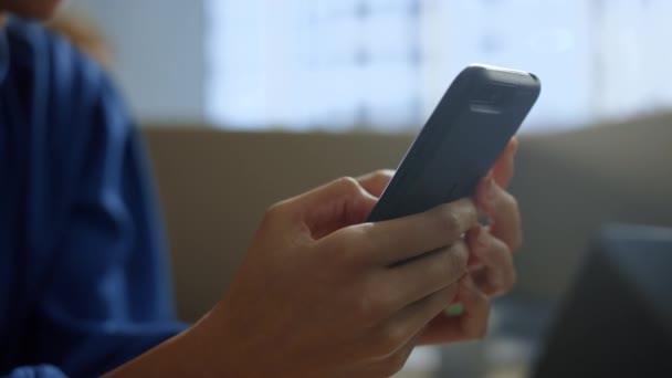スマートフォンでビジネスウーマンのテキストメッセージ。携帯電話を使用する女性労働者 — ストック動画