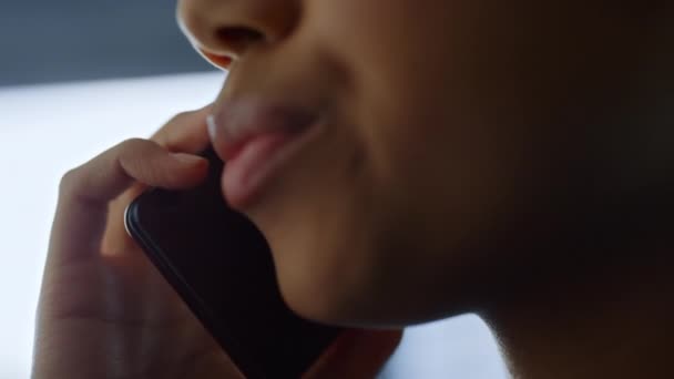 Femme d'affaires parlant sur son portable. Employée utilisant un smartphone — Video