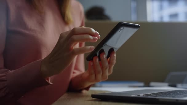 Mãos de mulher de negócios usando touchpad na tela do smartphone. Mulher mensagem de texto — Vídeo de Stock