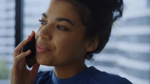 Geschäftsfrau im Handy-Gespräch. Lächelnde Mitarbeiterin mit Handy — Stockvideo