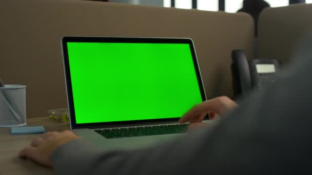 Affärsman händer med hjälp av pekplatta på laptop. Verkställande arbete med dator — Stockvideo