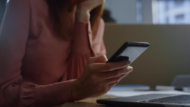 Empresária mãos mensagens de texto no celular. Mulher navegando na internet no smartphone — Vídeo de Stock