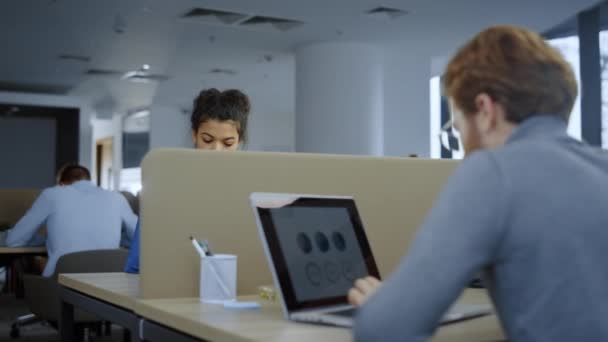 Ofiste çalışan Afro iş kadını. Dizüstü bilgisayarda çalışan Afrikalı kadın — Stok video
