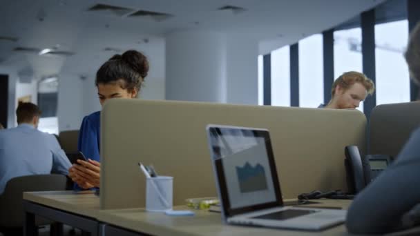 İş kadını iş yerinde modern teknolojiyi kullanıyor. Menajer akıllı telefondan mesaj atıyor — Stok video