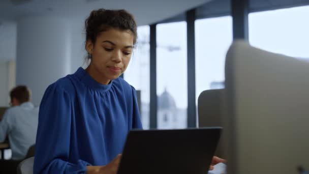 Zakenvrouw werkt aan een laptop. Medewerker leest goed nieuws op laptop scherm — Stockvideo