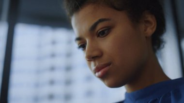 Dijital tablet üzerinde çalışan bir iş kadını. İnternet 'te gezinen kadın yönetici