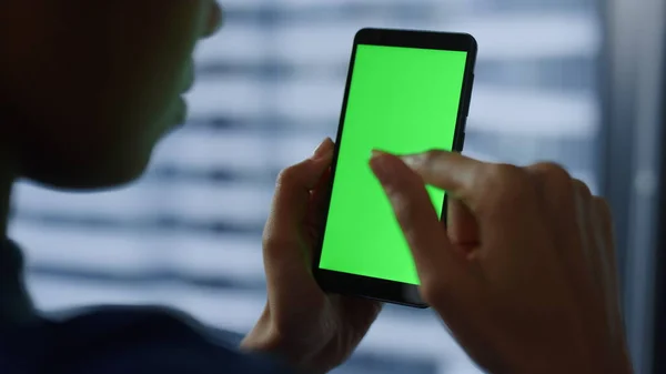 Bizneswoman korzystająca z telefonu komórkowego z zielonym ekranem. Kobieta rozmawiająca przez komórkę — Zdjęcie stockowe