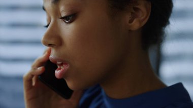 İş kadını cep telefonundan arıyor. Telefon kullanan Afrikalı iş kadını