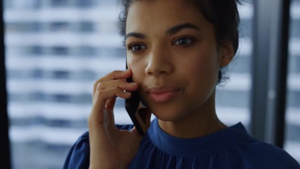 İş kadını akıllı telefondan konuşuyor. Kadın işçi cep telefonundan arıyor. — Stok video