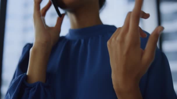 Zakenvrouw heeft een telefoongesprek. Professioneel praten op smartphone — Stockvideo