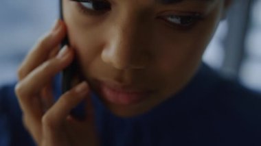 Stresli iş kadını akıllı telefondan konuşuyor. Cep telefonu kullanan üzgün kadın yüzü