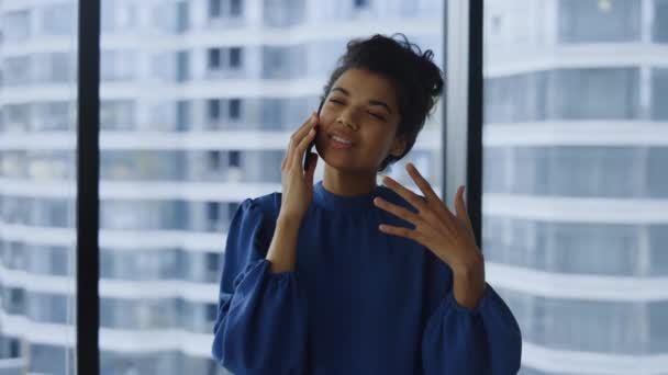 Бизнесмен звонит на мобильный телефон в офисе. Эмоциональная женщина жестикулирует рукой — стоковое видео