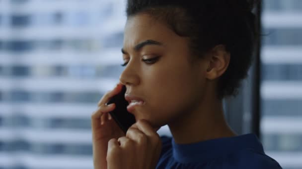 İş kadını akıllı telefondan arıyor. Cep telefonu kullanan kadın girişimci. — Stok video