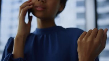 İş kadını akıllı telefondan konuşuyor. Kadın çalışan telefon görüşmesi yapıyor.