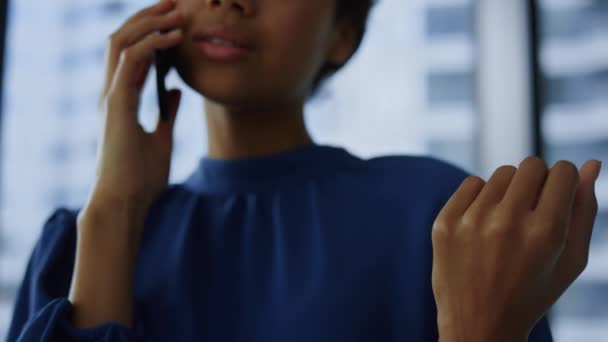Mujer de negocios hablando por teléfono inteligente. Empleada teniendo conversación telefónica — Vídeos de Stock