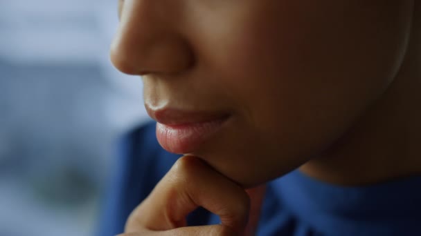 Mulher de negócios pensativa enfrentar close-up. Gestor sério pensando no escritório — Vídeo de Stock