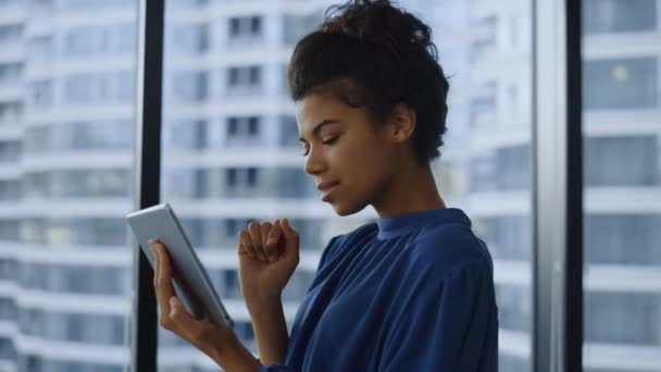Geschäftsfrau mit digitalem Tablet in der Lobby Professionelle Frauen arbeiten am Pad — Stockvideo