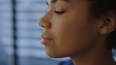 Pencereye bakan Afrikalı Amerikalı iş kadını. Kurumsal profesyonel 