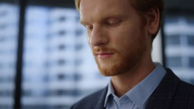 Ofiste tablet bilgisayarda çalışan bir iş adamı. Ped üzerinde internet gezinen yönetici