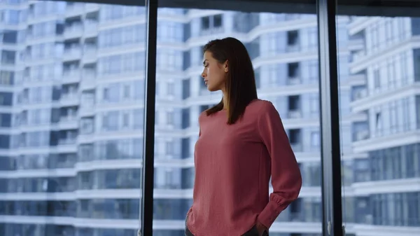 Fokuserad affärskvinna tänker i kontorsinteriör. Allvarlig affärskvinna ansikte — Stockfoto
