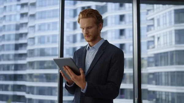 Geschäftsmann mit digitalem Tablet im Büro.Professionelle Lektüre guter Nachrichten auf dem Pad — Stockfoto