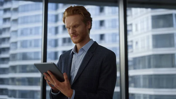 Geschäftsmann liest schlechte Nachrichten auf dem digitalen Tablet. Unternehmer atmet tief durch — Stockfoto
