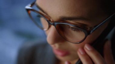 İş kadını cep telefonundan arıyor. Girişimci akıllı telefondan konuşuyor.