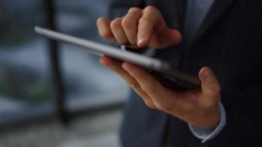 Tanınmayan iş adamının elindeki tablet bilgisayarı kapat. Tablet kullanan adam 