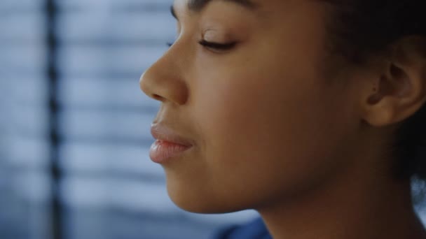 Mujer de negocios afroamericana mirando a la ventana. Profesional corporativo — Vídeos de Stock