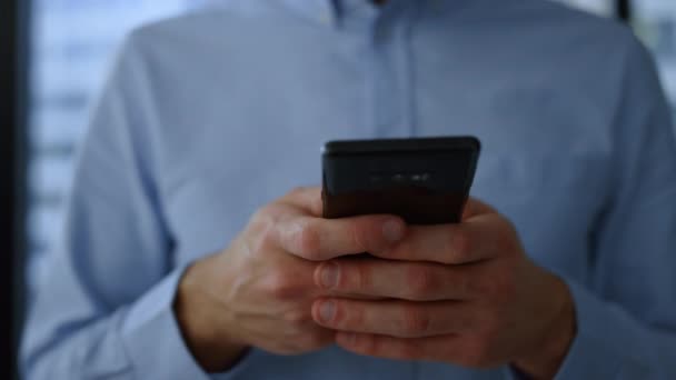 Smartphone em mãos de homem de negócios. Fechar mãos homem de negócios usando telefone celular — Vídeo de Stock