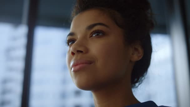 Femme d'affaires afro face au bureau. Souriant professionnel boire du café de tasse — Video