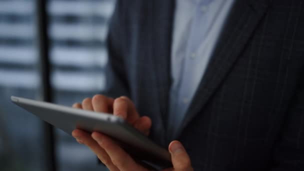 Empresário lendo relatório financeiro sobre tablet. masculino empregado navegação internet — Vídeo de Stock