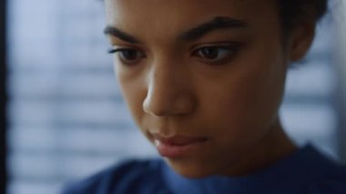 Afrikalı bir kadın akıllı telefon kullanan düşünceli bir iş kadınıyla karşı karşıya.