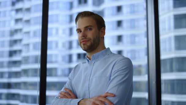 Selbstbewusster Geschäftsmann posiert im modernen Büro. Unternehmensporträt — Stockvideo