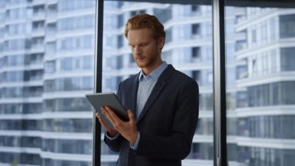 Empresário usando tablet digital no escritório.Leitura profissional boas notícias no pad — Vídeo de Stock