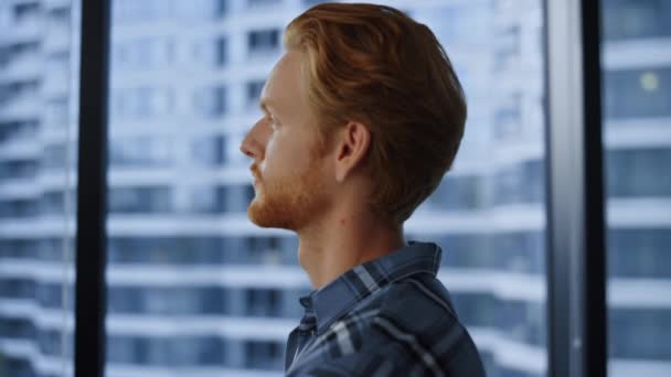 Pensive forretningsmand stående i kontor lobbyen. Iværksætter kigger på vinduet – Stock-video