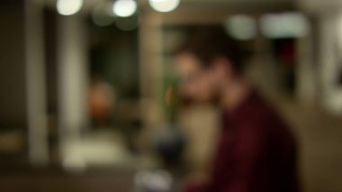 Ofisteki resepsiyonda duran iş adamı. İş arkadaşınla profesyonel bir konuşma.