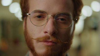 Kameraya poz veren zeki öğrenci. Kendinden emin iş adamı portresi 