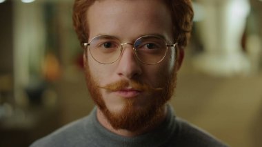 Ofiste kameraya poz veren erkek bilişim uzmanı. Ciddi iş adamı yüzü