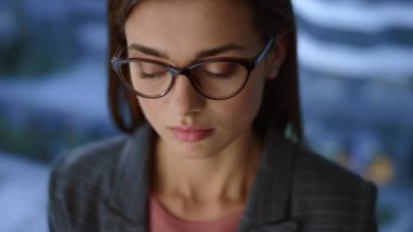 Ciddi iş kadını, yakın plan, düşünceli kadın yüzü.