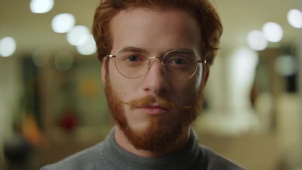 Biznesmen patrzący na kamerę w biurze. mężczyzna hipster noszenie stylowe okulary — Wideo stockowe