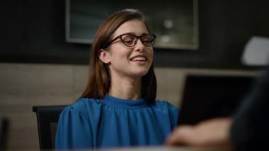 Sekreter resepsiyonda oturuyor. Resepsiyonist meslektaşımla konuşuyor. 