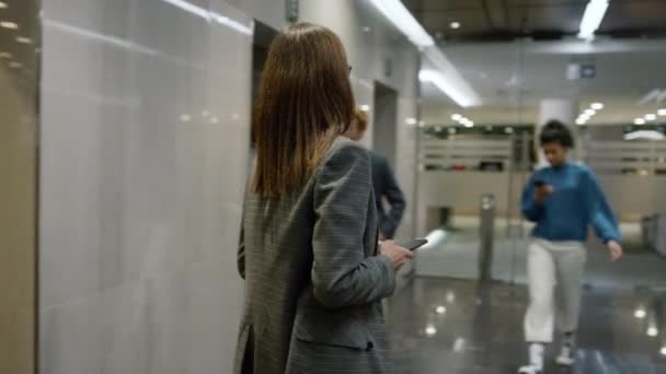 Donna d'affari in uscita dall'ascensore in ufficio. Esecutivo femminile che cammina nella hall — Video Stock