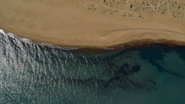 Huzurlu meditasyon deniz yüzeyiyle manzaralı plaj manzarası. Sakin dalgalar.