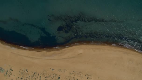 Malerischer Blick auf die Bucht mit schäumend blauen Wellen an der friedlichen Meeresküste. — Stockvideo