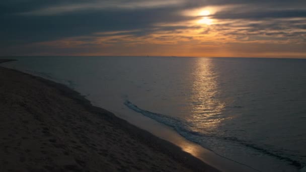 Vista aerea spiaggia di mare con sabbia bianca in estate. onde del mare spruzzi sulla spiaggia. — Video Stock