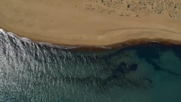 Vista panoramica sulla spiaggia aerea con pacifica superficie meditativa del mare. Onde calme. — Video Stock