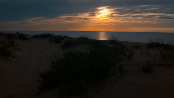 Sandiger Strand Luftaufnahme mit friedlichem Sonnenuntergang. Charmante Meereslandschaft gegen den Himmel. — Stockvideo