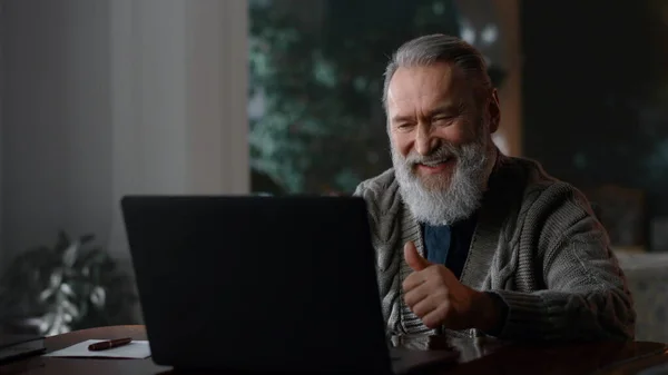 Happy gentleman die een video laptop naar huis laat bellen. Senior man met computer binnen — Stockfoto