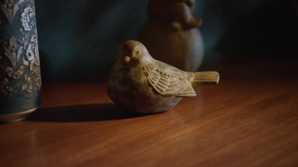 Figur eines Holzvogels auf einem Tisch im Innenraum. Tierskulpturen für die Innendekoration. — Stockvideo